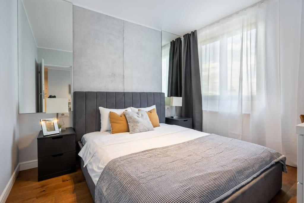 Stunning Views 2Br Midtown Flat - Charming Balcony Apartman Bukarest Kültér fotó