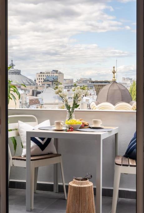 Stunning Views 2Br Midtown Flat - Charming Balcony Apartman Bukarest Kültér fotó