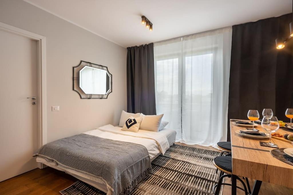 Stunning Views 2Br Midtown Flat - Charming Balcony Apartman Bukarest Kültér fotó