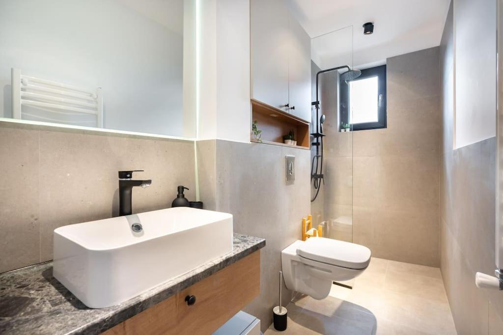 Stunning Views 2Br Midtown Flat - Charming Balcony Apartman Bukarest Kültér fotó