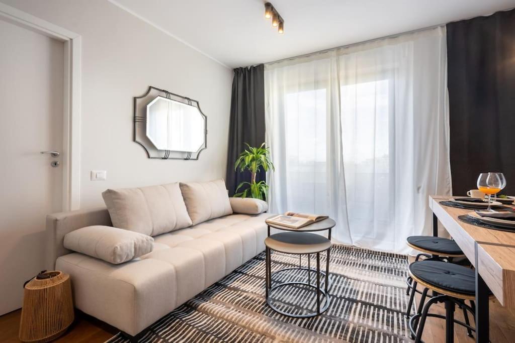 Stunning Views 2Br Midtown Flat - Charming Balcony Apartman Bukarest Kültér fotó