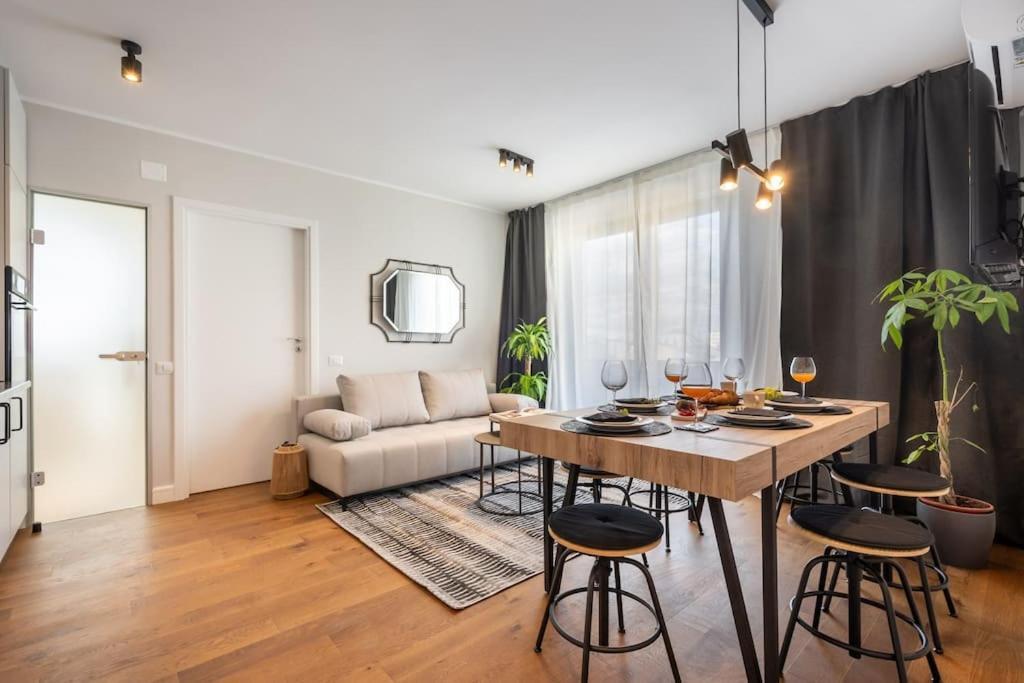 Stunning Views 2Br Midtown Flat - Charming Balcony Apartman Bukarest Kültér fotó