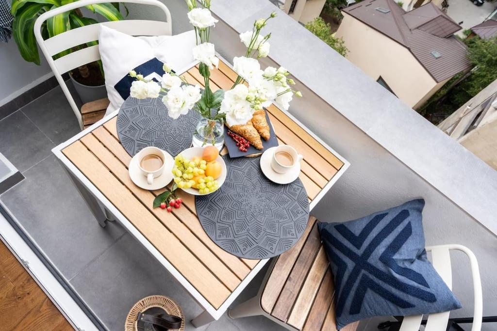 Stunning Views 2Br Midtown Flat - Charming Balcony Apartman Bukarest Kültér fotó