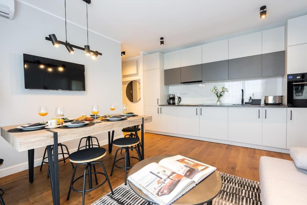 Stunning Views 2Br Midtown Flat - Charming Balcony Apartman Bukarest Kültér fotó