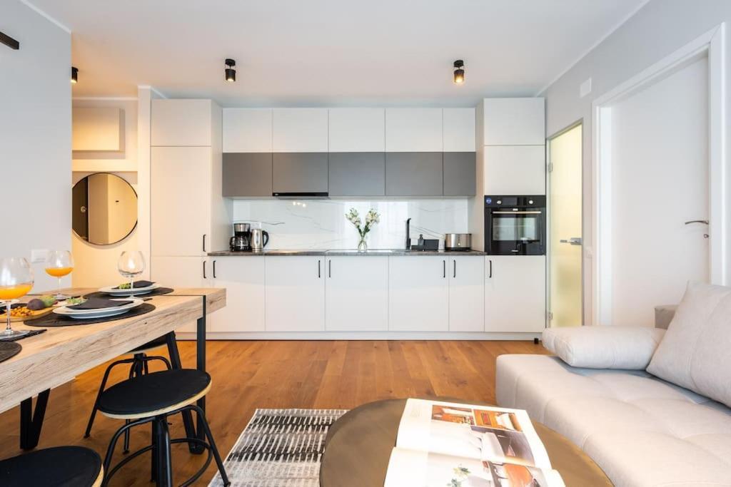 Stunning Views 2Br Midtown Flat - Charming Balcony Apartman Bukarest Kültér fotó